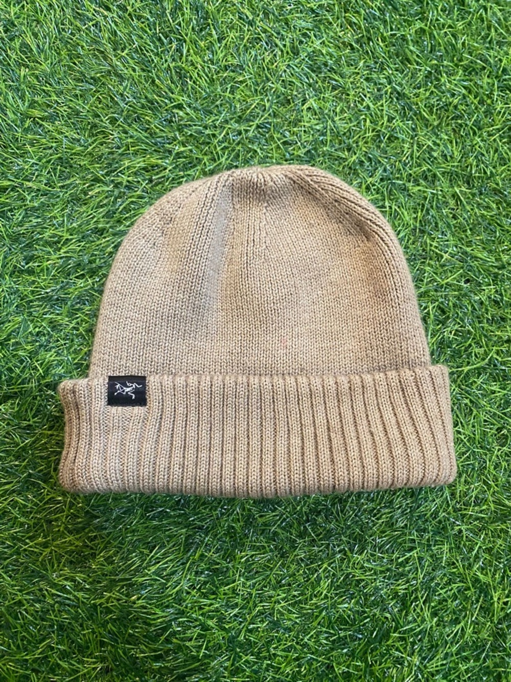 Arc'teryx Tan Ribbed Cuffed Beanie with Logo Tag toque